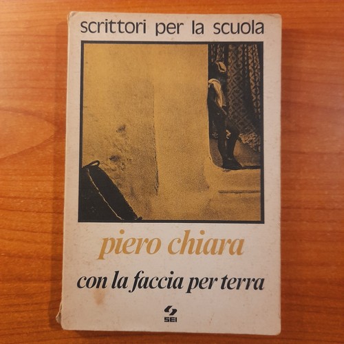 Con faccia per terra e - con, la